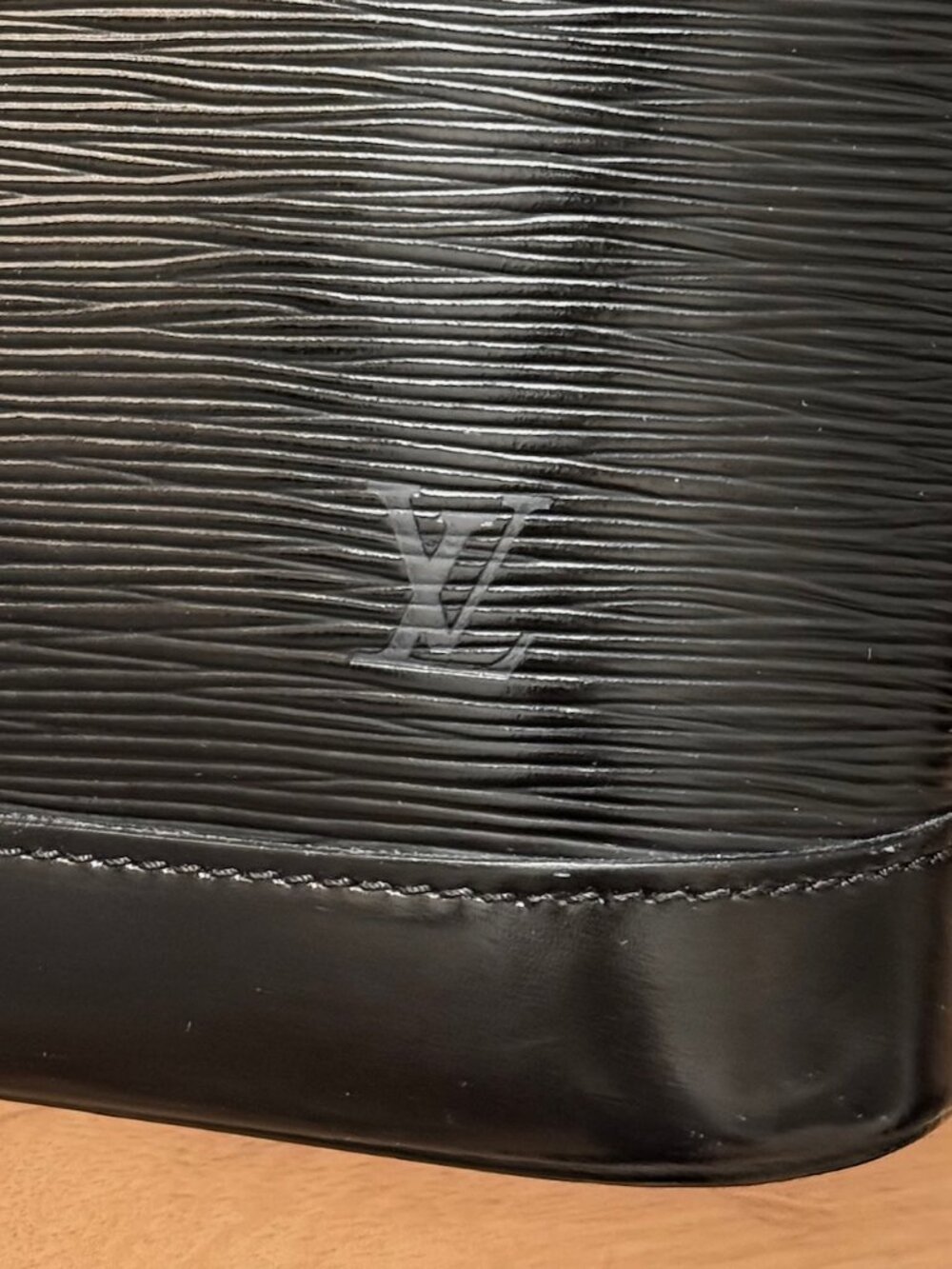 Louis Vuitton Vintage 1996 Black Epi Alma MM Handbag - Picture 4 of 16